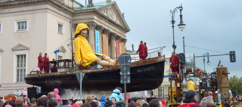 Die kleine Riesin fährt durch Berlin